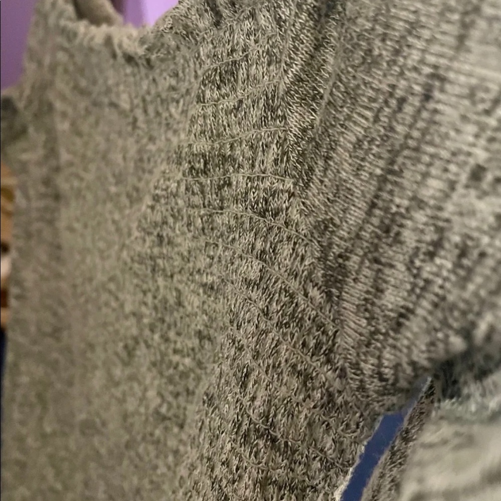 Long Sleeve Crop Top - Picture 6 of 6